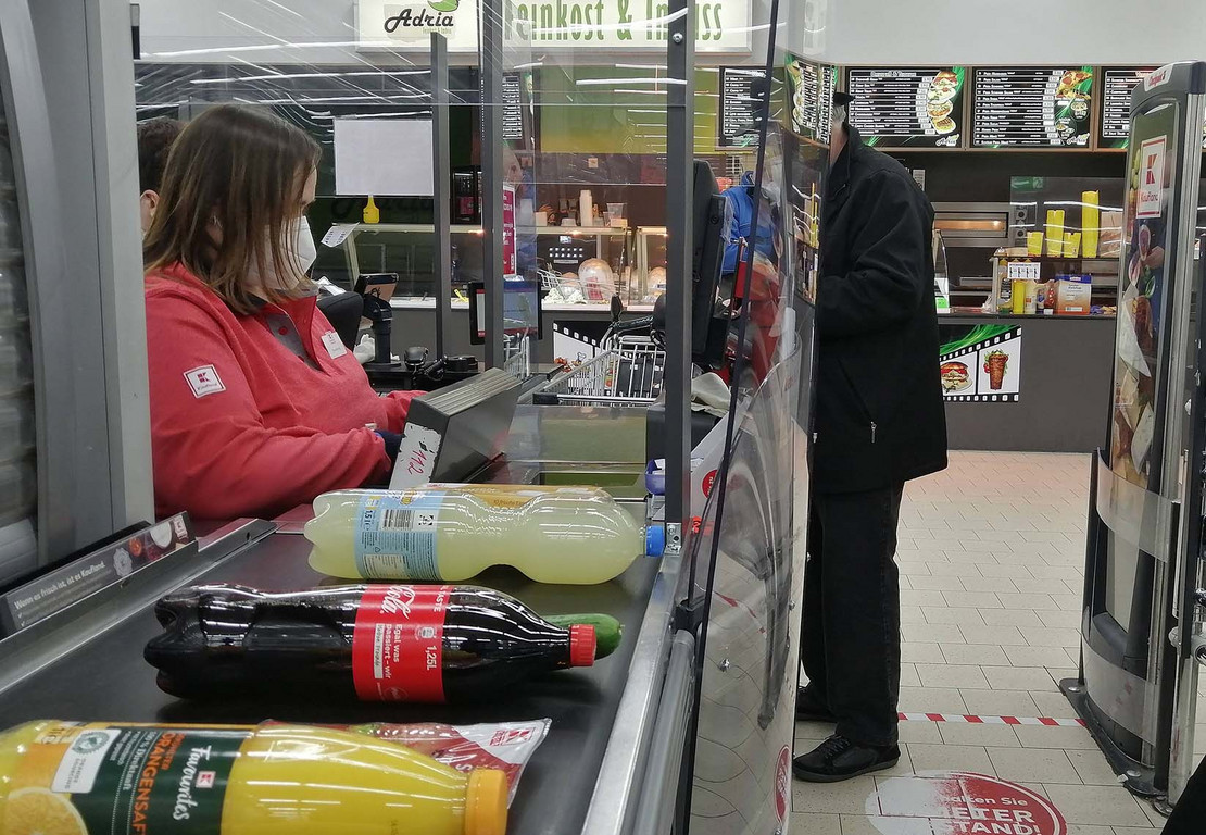 Frau arbeitet an einer Supermarktkasse